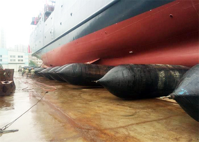 1.5m 1.8m Marine Rubber Airbags / Shipyard Docking Roller Balloon For Ship Launching