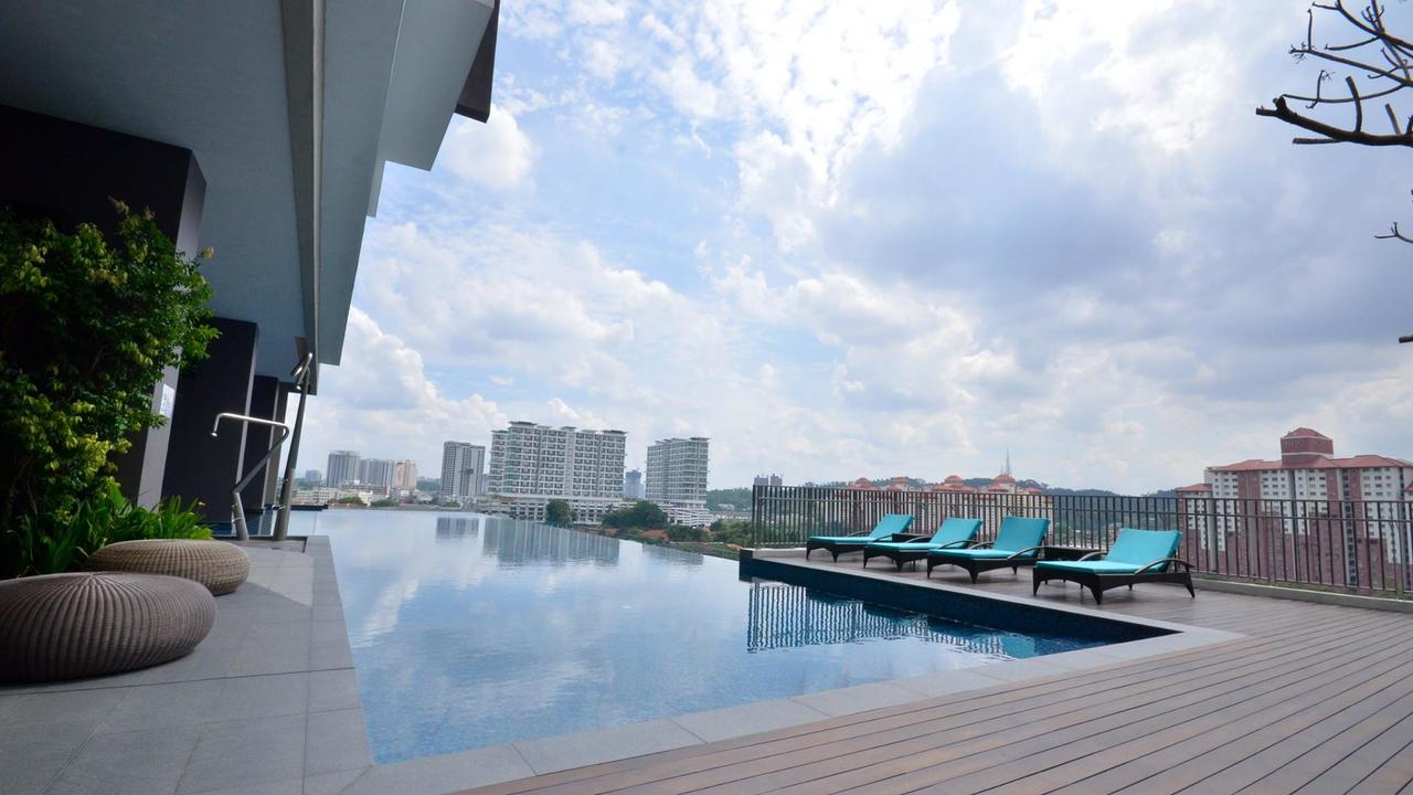 Air Pump Accessories Included Thick Glass Swimming Pool with High Light Transmission