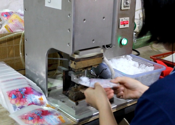 60pcs/min 1800w Verticalf Foil Pouch Seal Up Machine