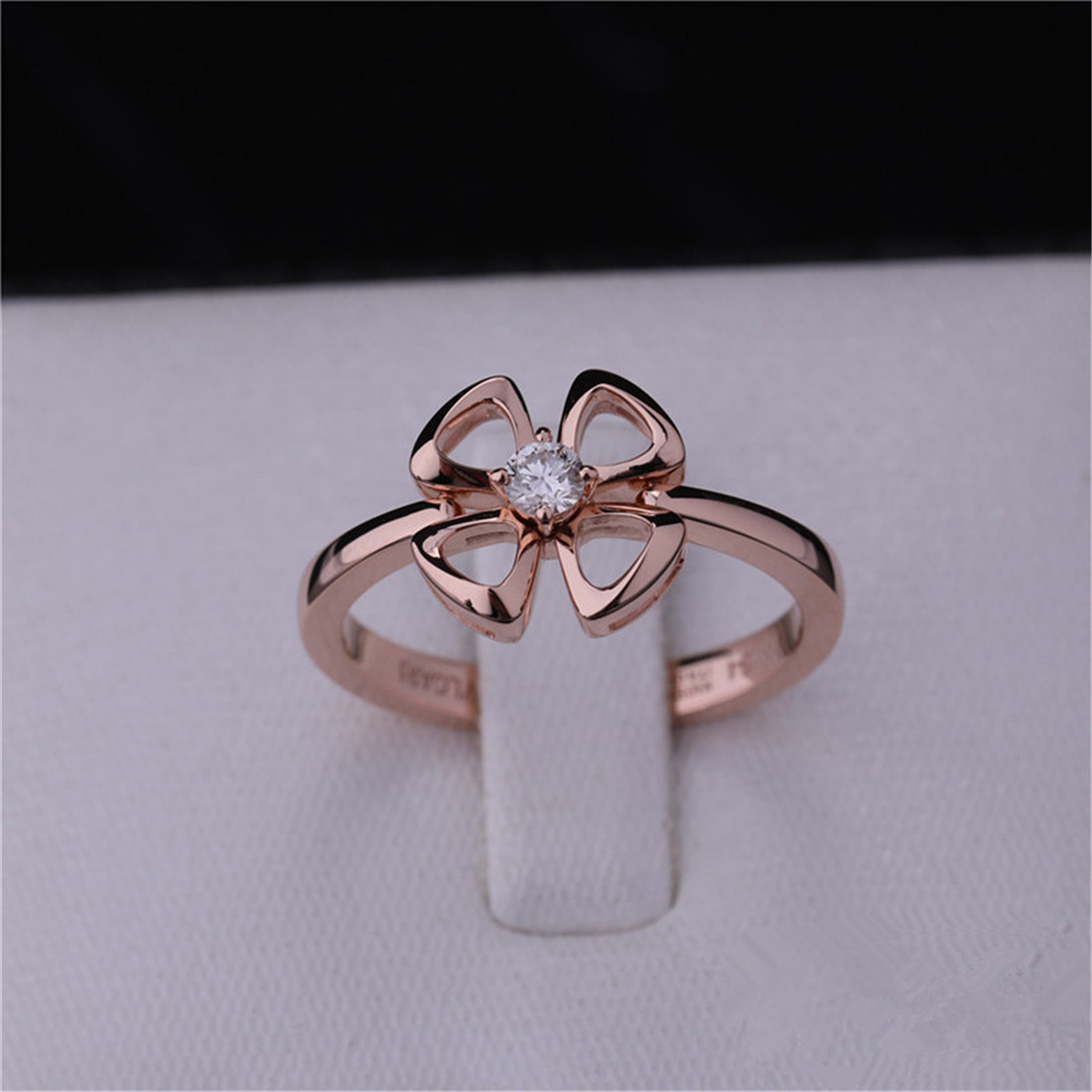 Roma Gold Brand Jewelry Fiorever 18 Karat Rose Gold Ring set with a central diamond REF 355305