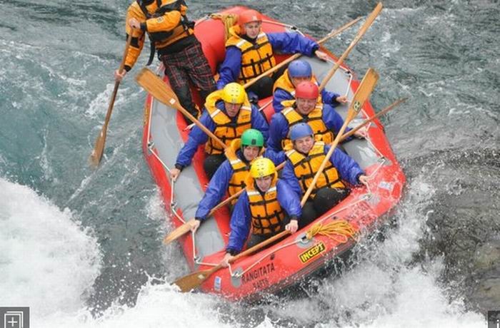 4 M Inflatable River Raft Double Layer Bottom 8 Person Inflatable Raft For Drifting