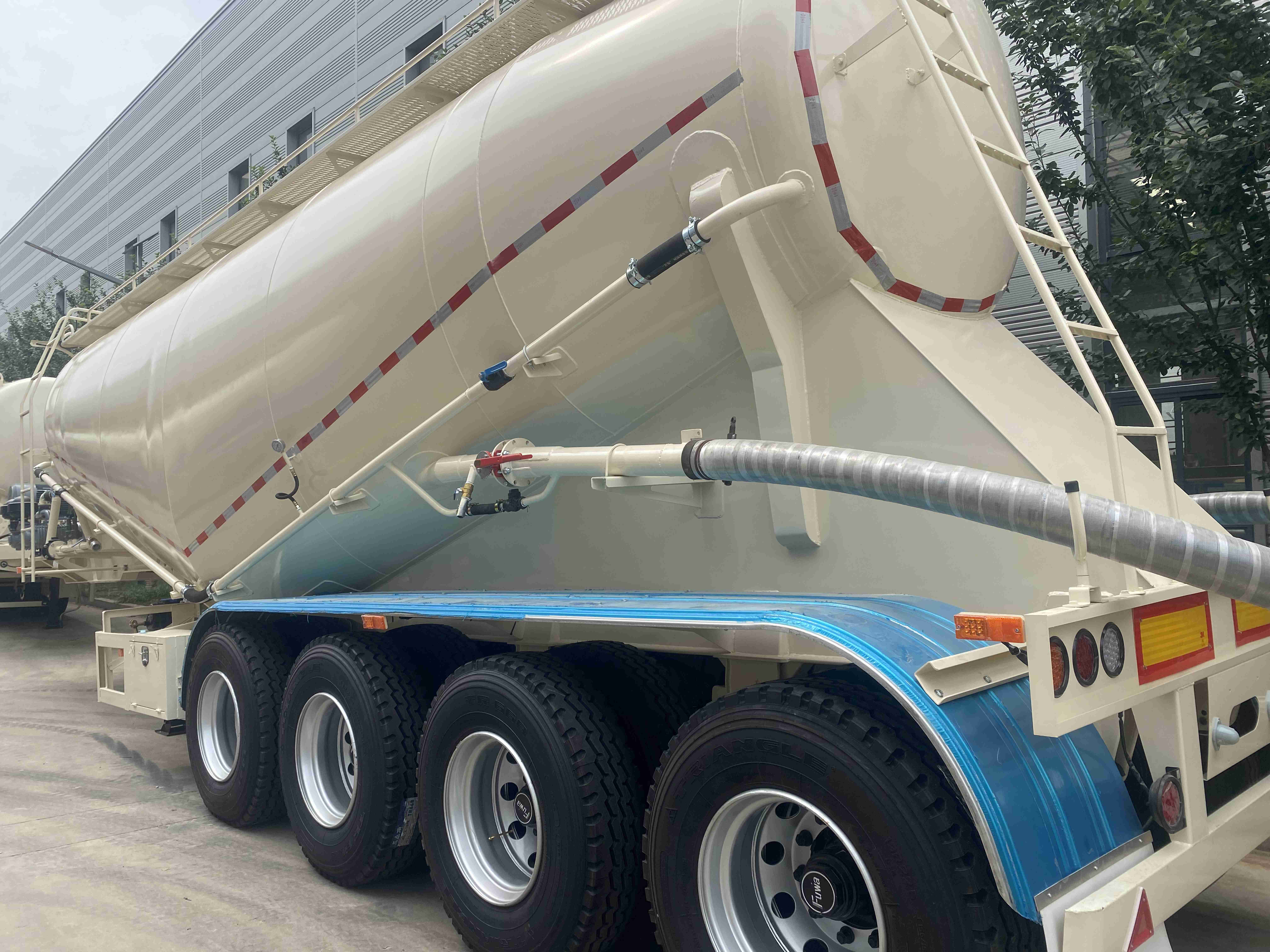 Heavy-Duty Freight Truck in Supplies 4-Axis Bulk Transport Semi-Trailer with Leg Support
