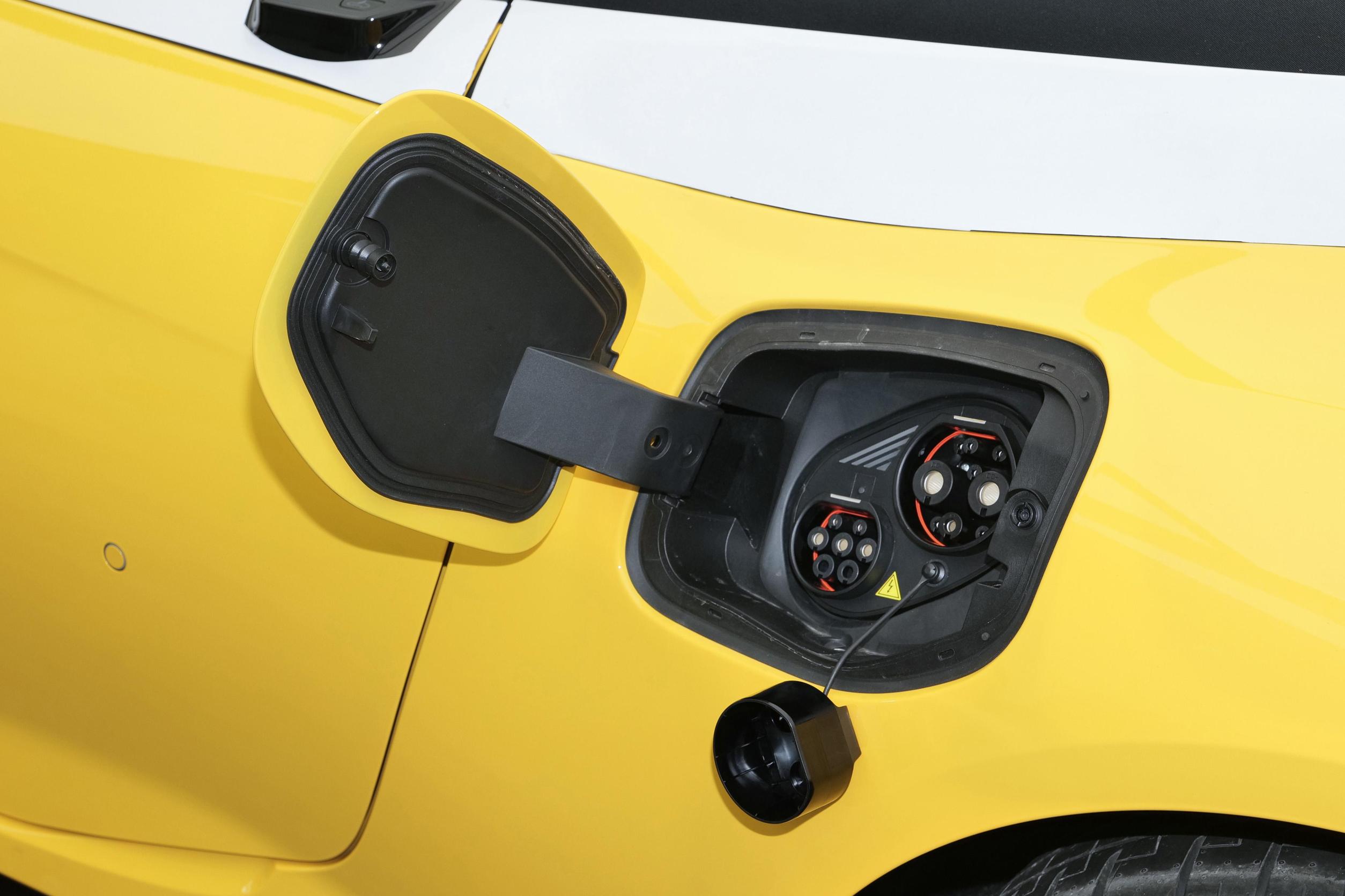 Energy Vehicle 2024 MG Cyberster Electric Sport Car 4WD with 580km EV Range and Custom's Requirement WHEELBASE 2690mm