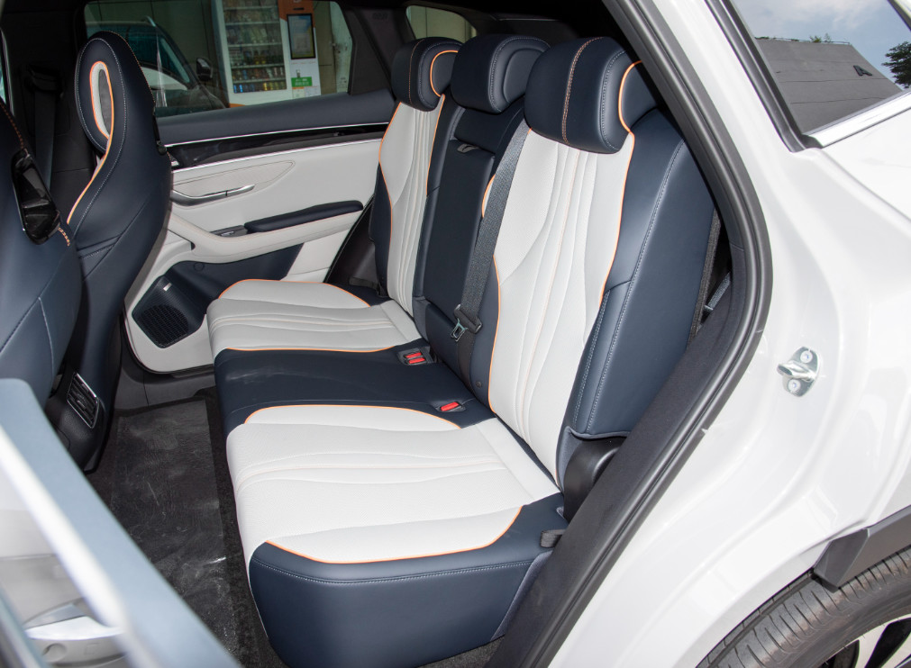 BYD Plug In Hybrid Urban Vehicle Automobile 5 Seats 4×2 Automatic Transmission