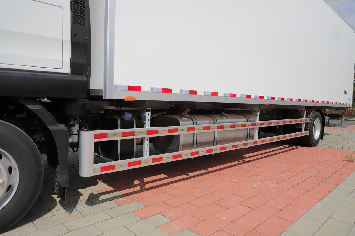 Diesel 10-Speed 290hp 4X2 9.45m Deflector Row Half Cab White Body SITRAK ZZ5186 Three-Door Freight Refrigerated Truck