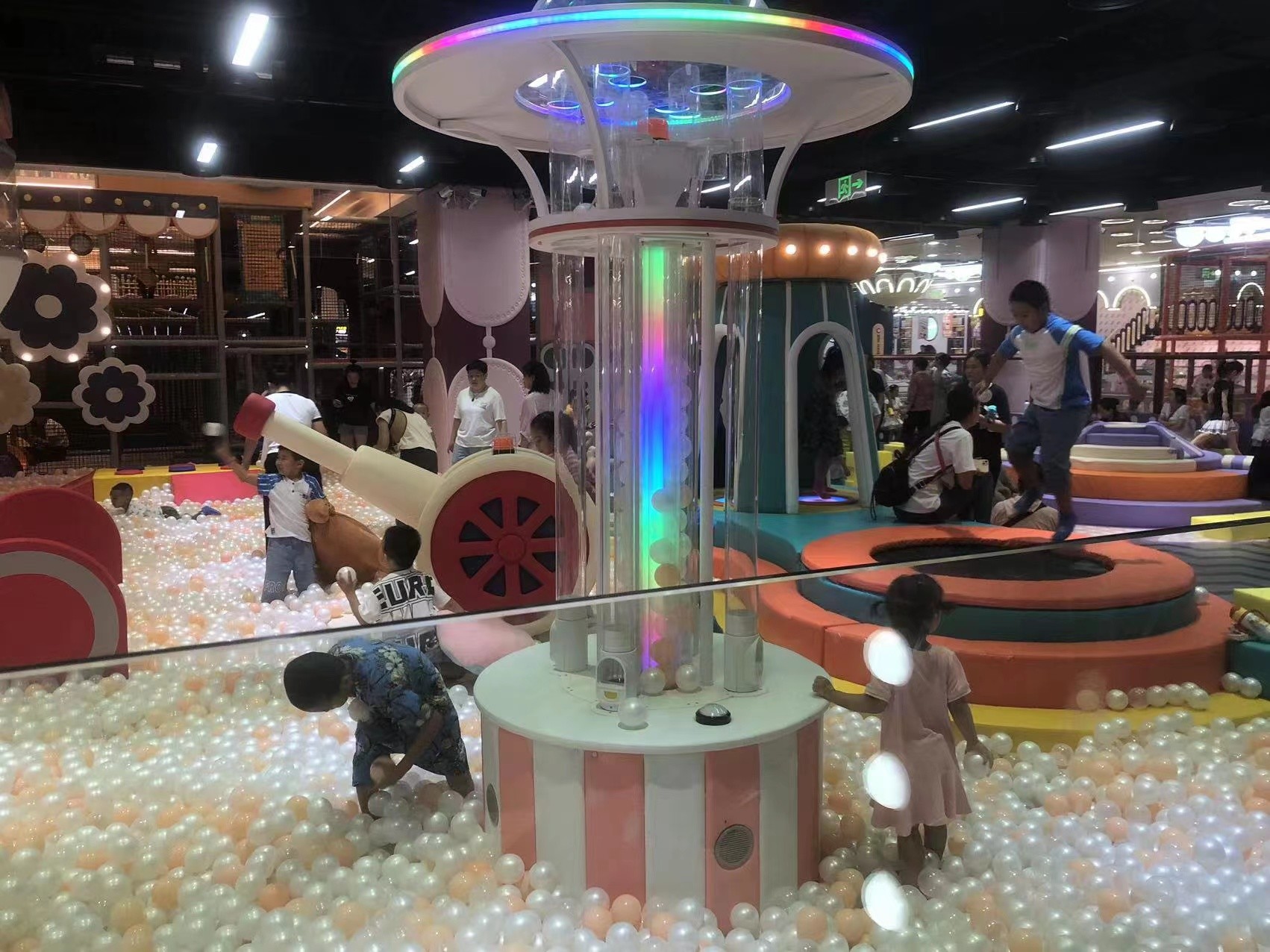 Indoor Ground Level Ocean Ball Pool Fountain Playground Equipment
