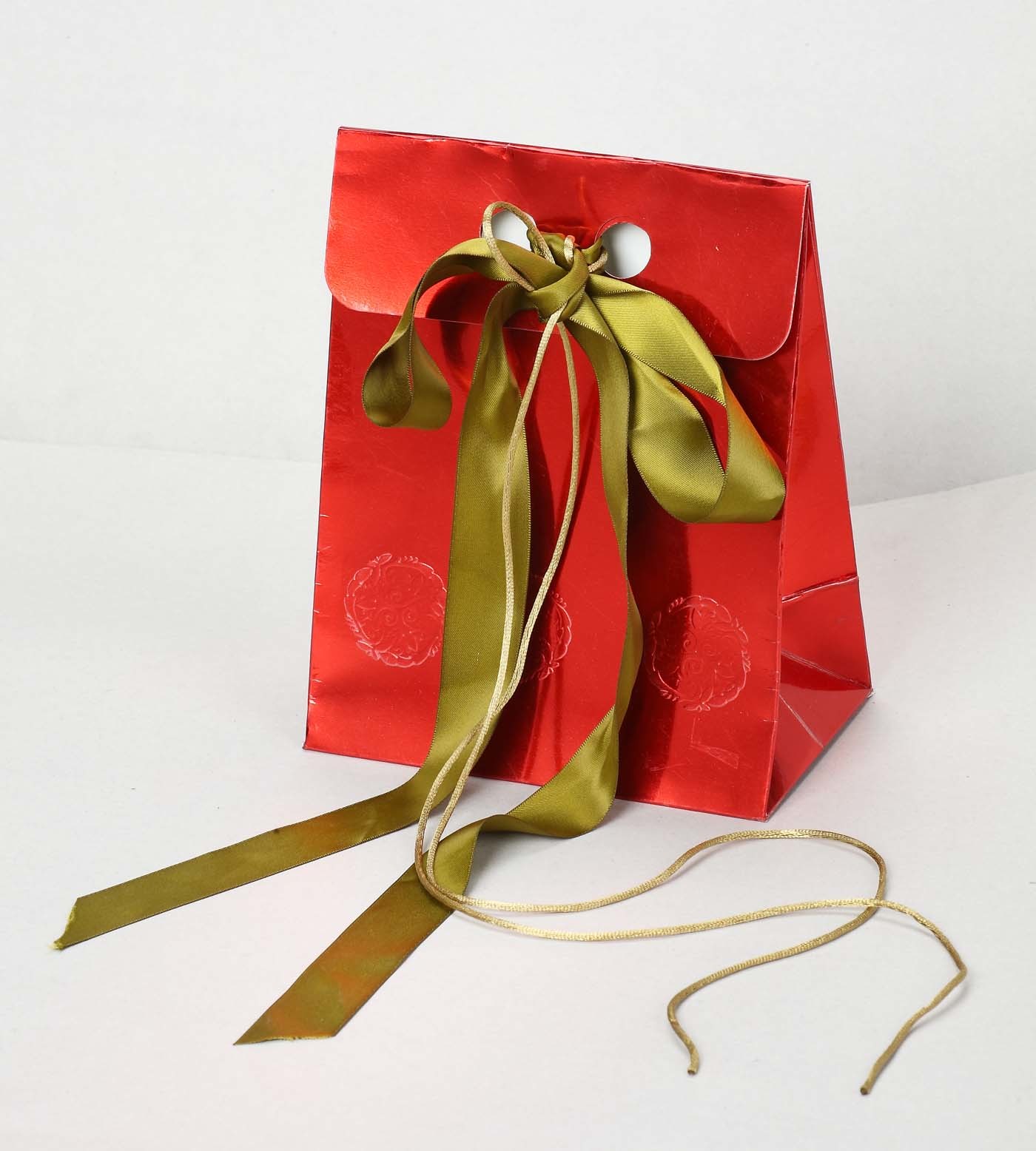 Customized recyclable cardboard paper wedding bags with die cut handle gift pouch
