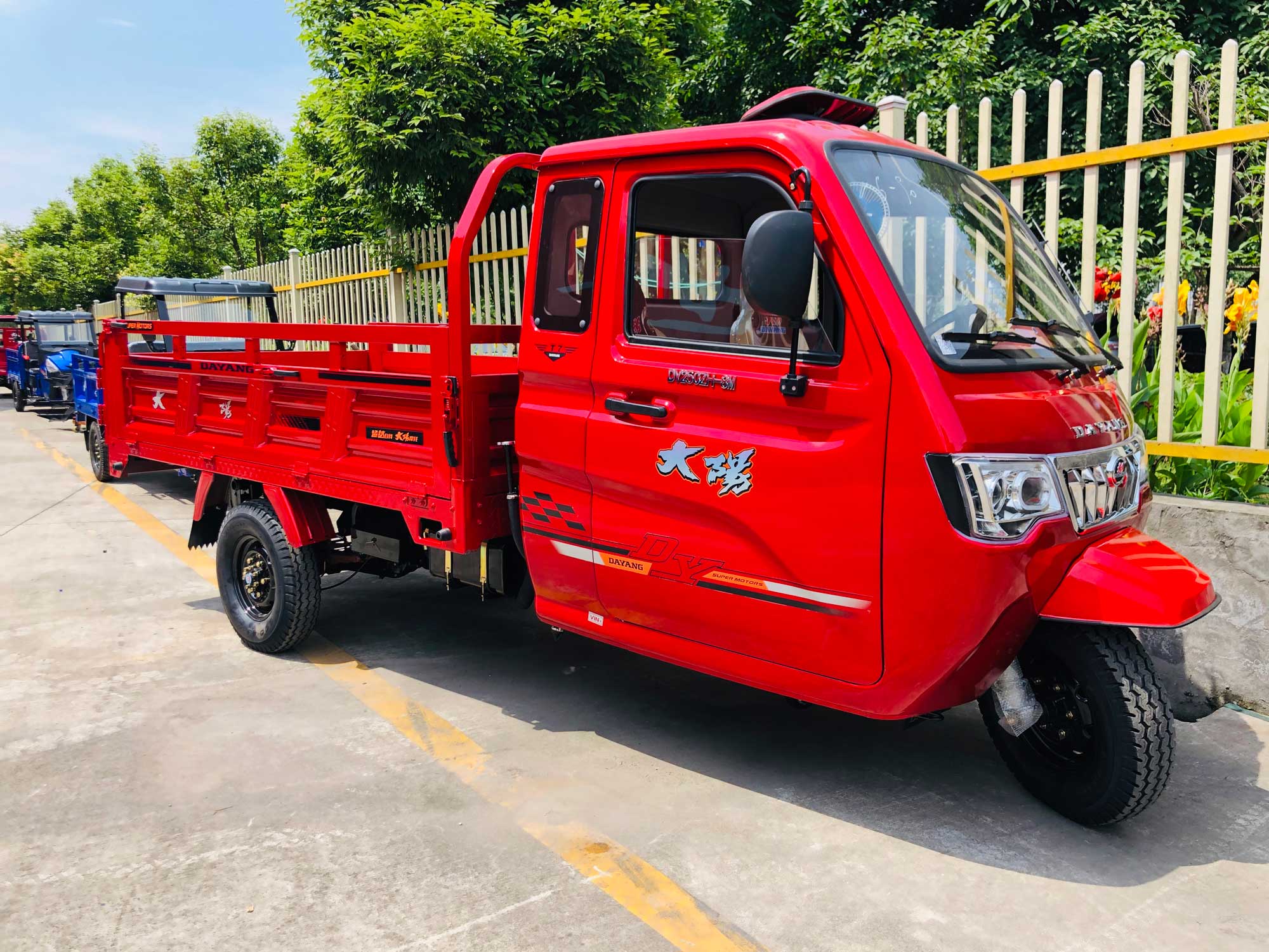 Dayang Luxury Series T7 Closed Cab Cargo Tricycle with 800CC Engine and 5.0-12 Tyres