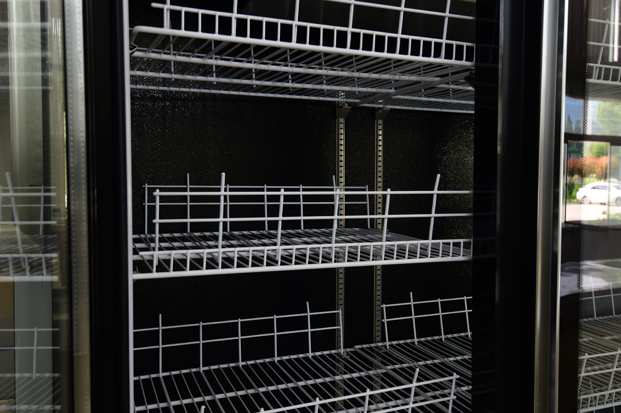 Weight KG 95-160kg Glass Wine Display Cooler with Double Doors and Air Cooling System