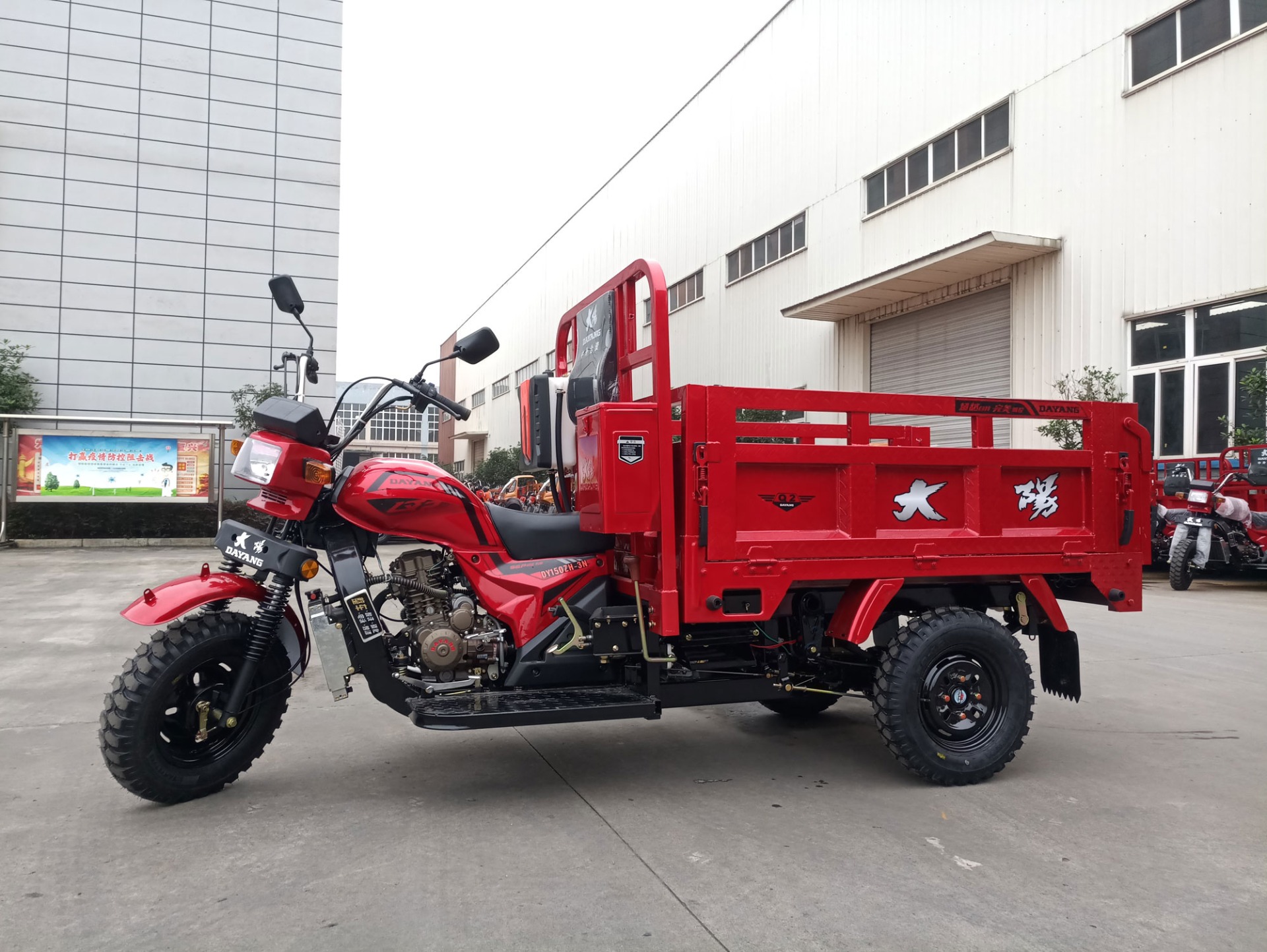 2021 Semi Cabin 300cc Motorized Cargo Tricycle with Front Hydraulic Spring Shock Absorber