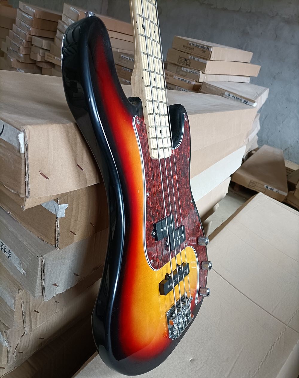 Custom 4 Strings in Tobacco Sunburst Electric Bass Maple Fretboard