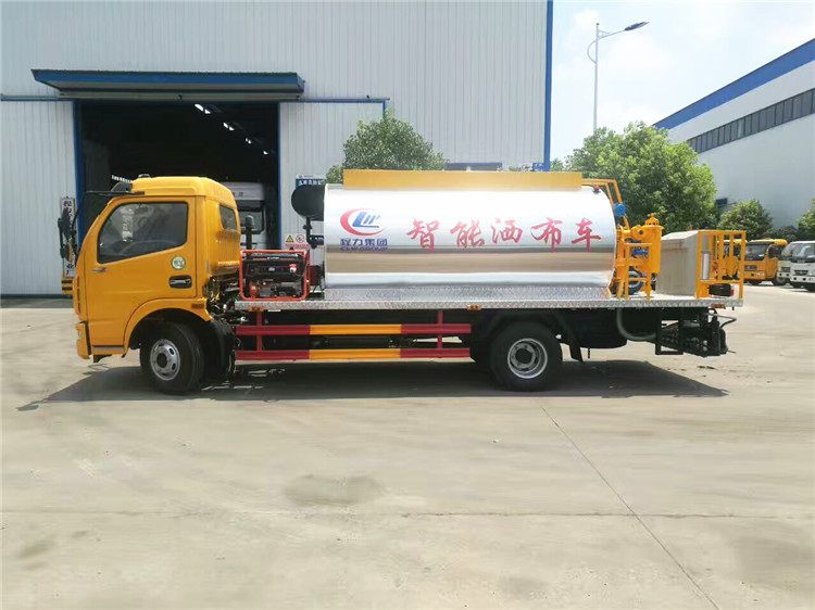 6000L Asphalt Spreader Truck Heated Bitumen 6m3 Dongfeng Road Construction Machinery