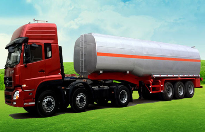Oil Carrying Semi Trailer Truck , 55 Tons 60cbm Mn Steel Oil Tanker Truck