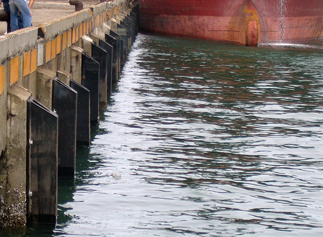 Arch Rubber 1000mm Height Marine Fenders V Shape Profile For Boat Protection