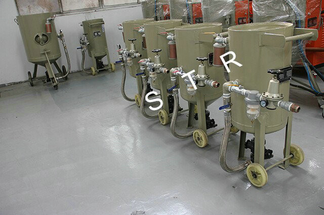 Industrial Dry Portable Grit Blasting Equipment For Removal Rust On Car Paint