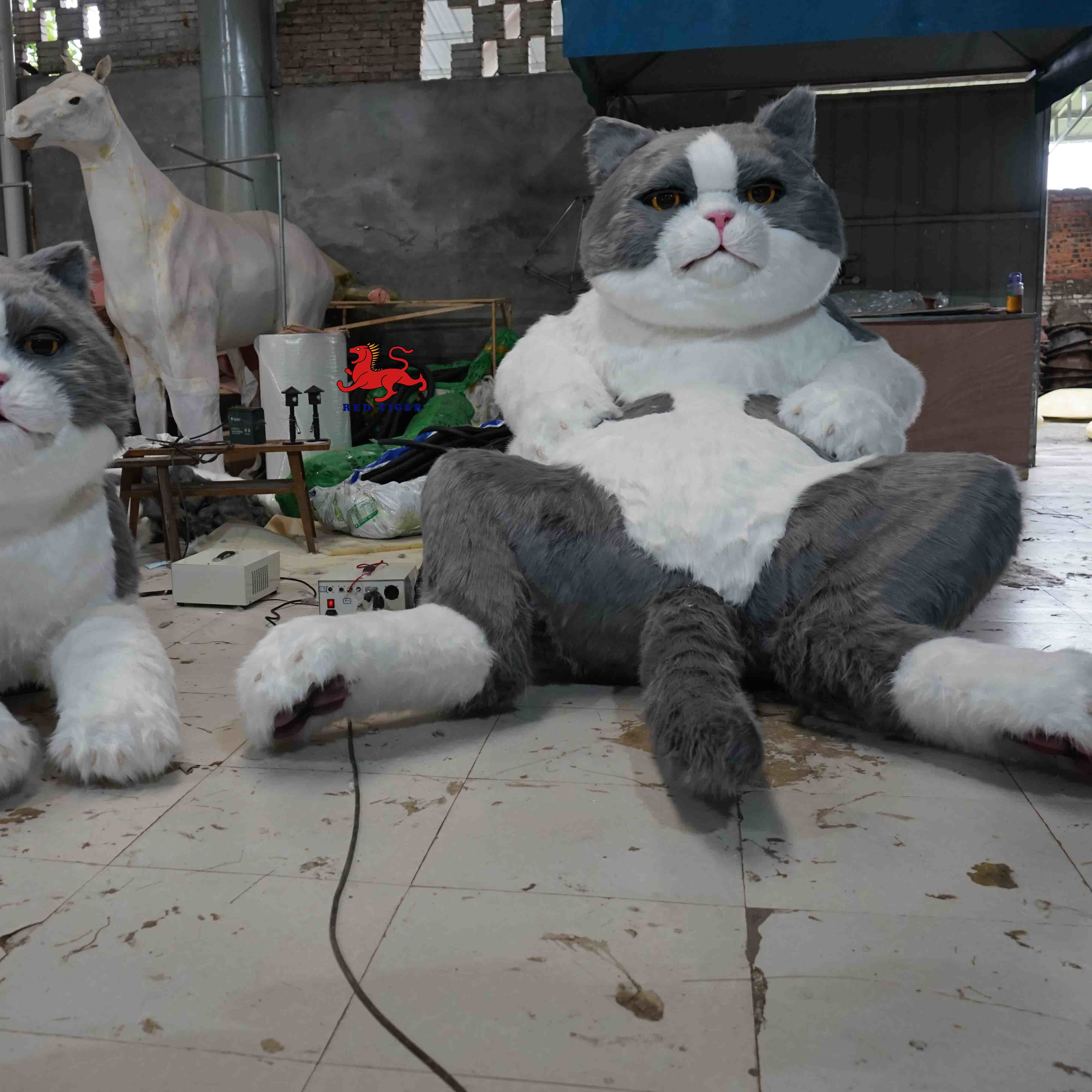 Life Size Realistic Animatronic Animals 200W Size Custom Interactive Talking Cat