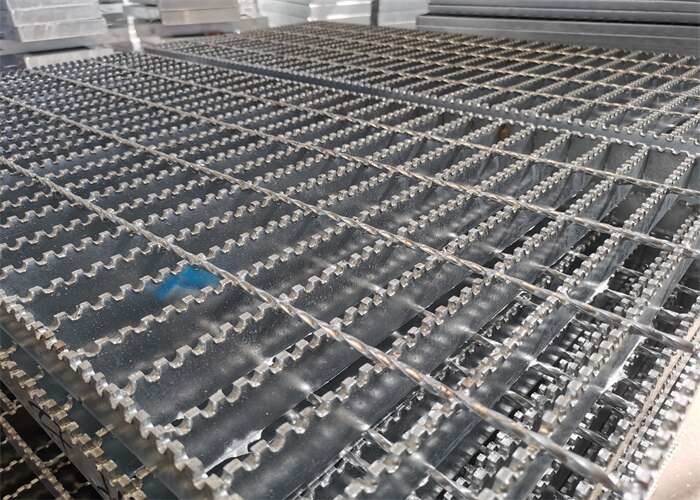 Toothed Non Skid 32*3mm Stair Treads Steel Grating Hot Dip Galvanized