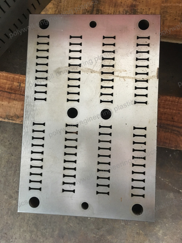 Plastic Moulded Components Injection Molding Tool Used To Produce Thermal Insulation Strip