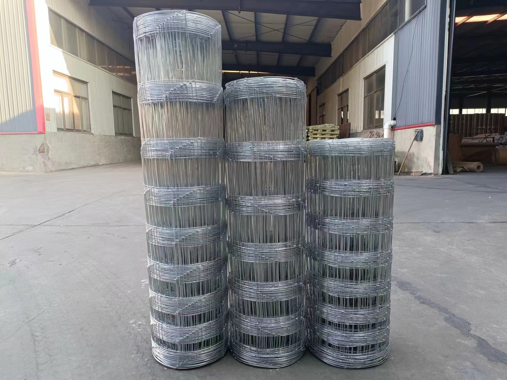 Galvanized Fixed Knot Field Fence Metal Iron White Garden Fence Aluminum Fence Low Carbon Steel Wire Main Iron Gate Designs
