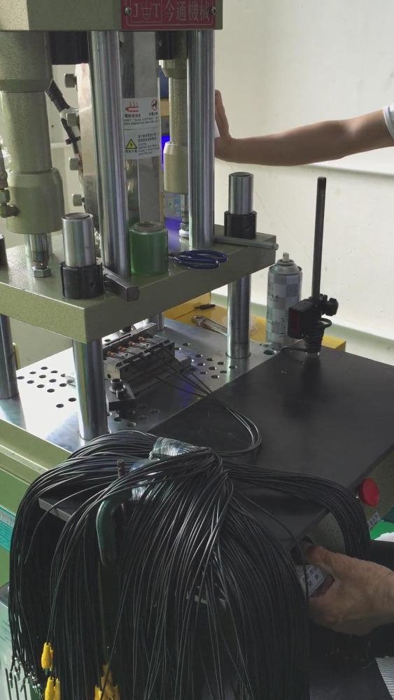 Hydraulic Desktop Plastic Injection Molding Machine With 260mm Distance Between Tie Bars