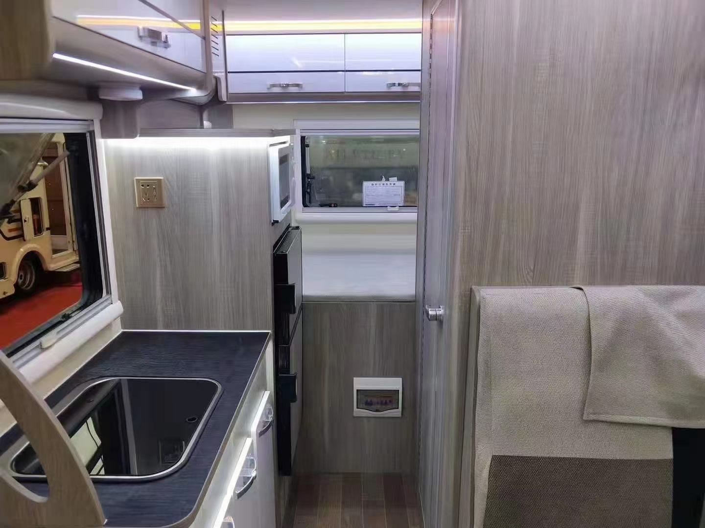 Yuejin Foton Outdoor Camper Van Automatic Transmission 4*2 Motorhome RV Caravan