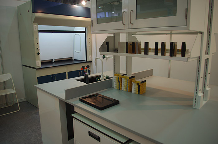 Custom No bubbles epoxy resin laboratory countertops 1500 * 750mm