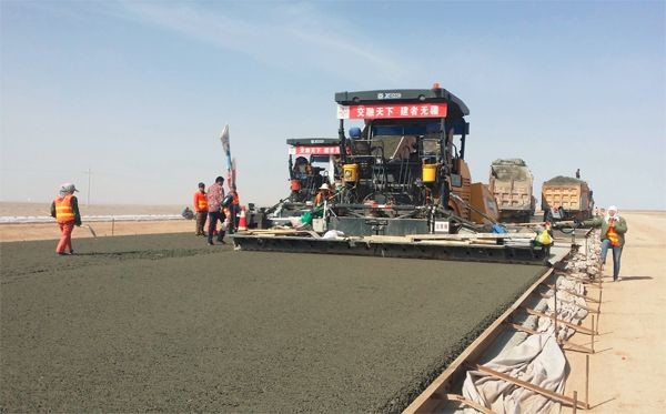 RP953/RP953E Asphalt / Bituminous Concrete Paver Machine Width 10.5m , 350mm Thickness, Productivity 900t/H