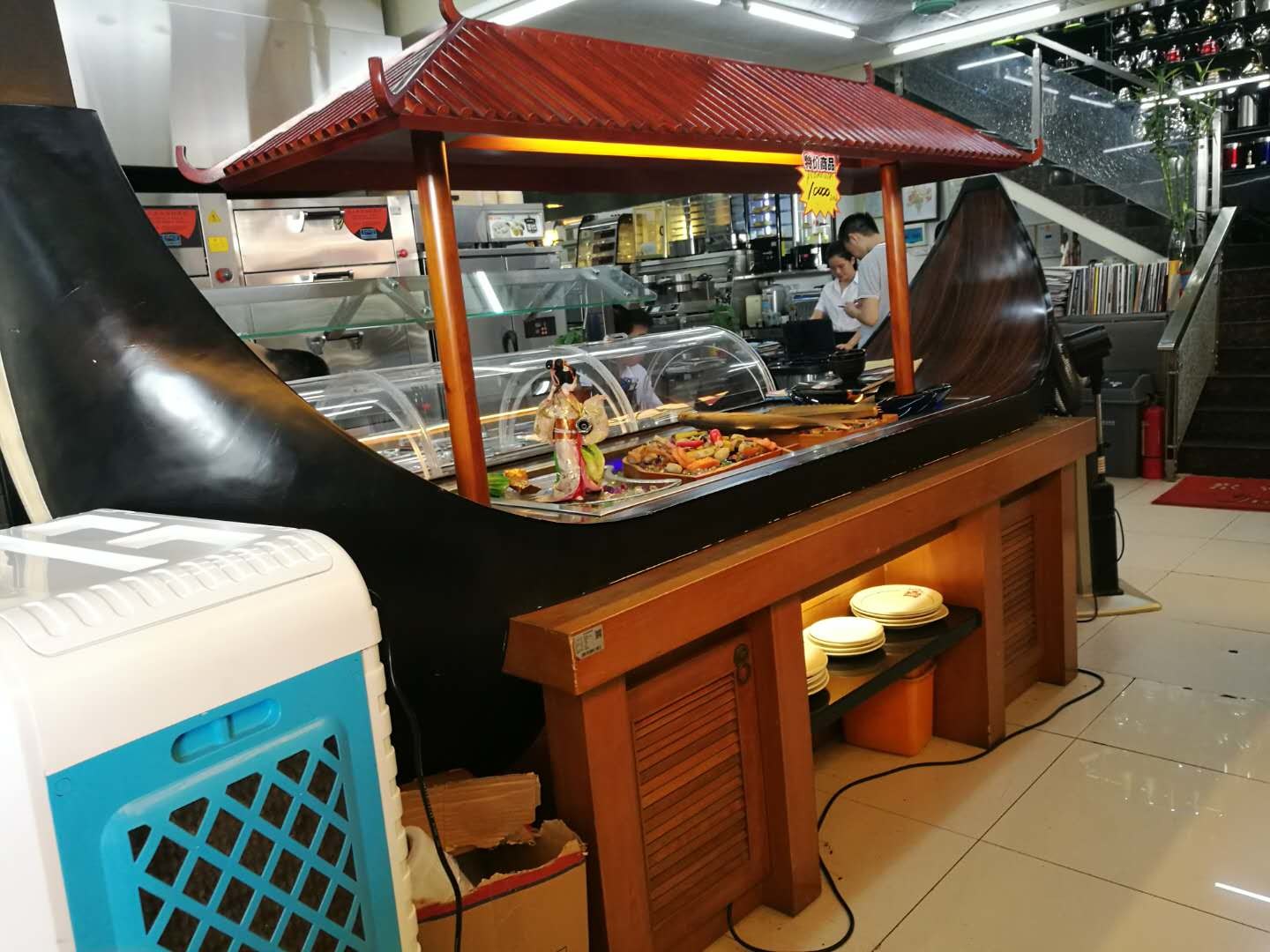 Boat Shaped Commercial Buffet Equipment Mahogany Made Refrigerated Sushi Buffet Counter