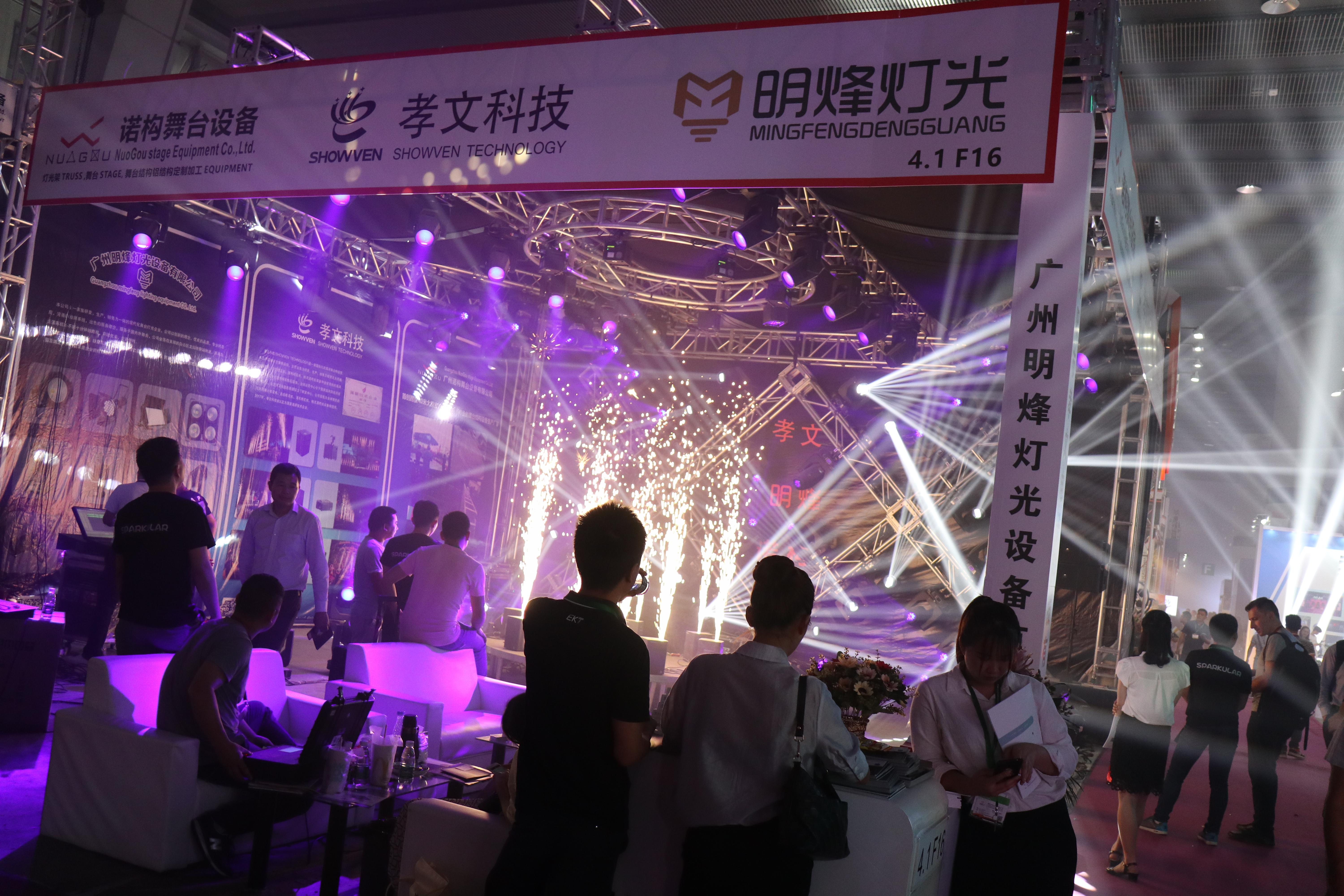 DMX512/Master-Slave/Sound/Auto Control Mode 7R 230 Beam Moving Head Light for DJ Disco