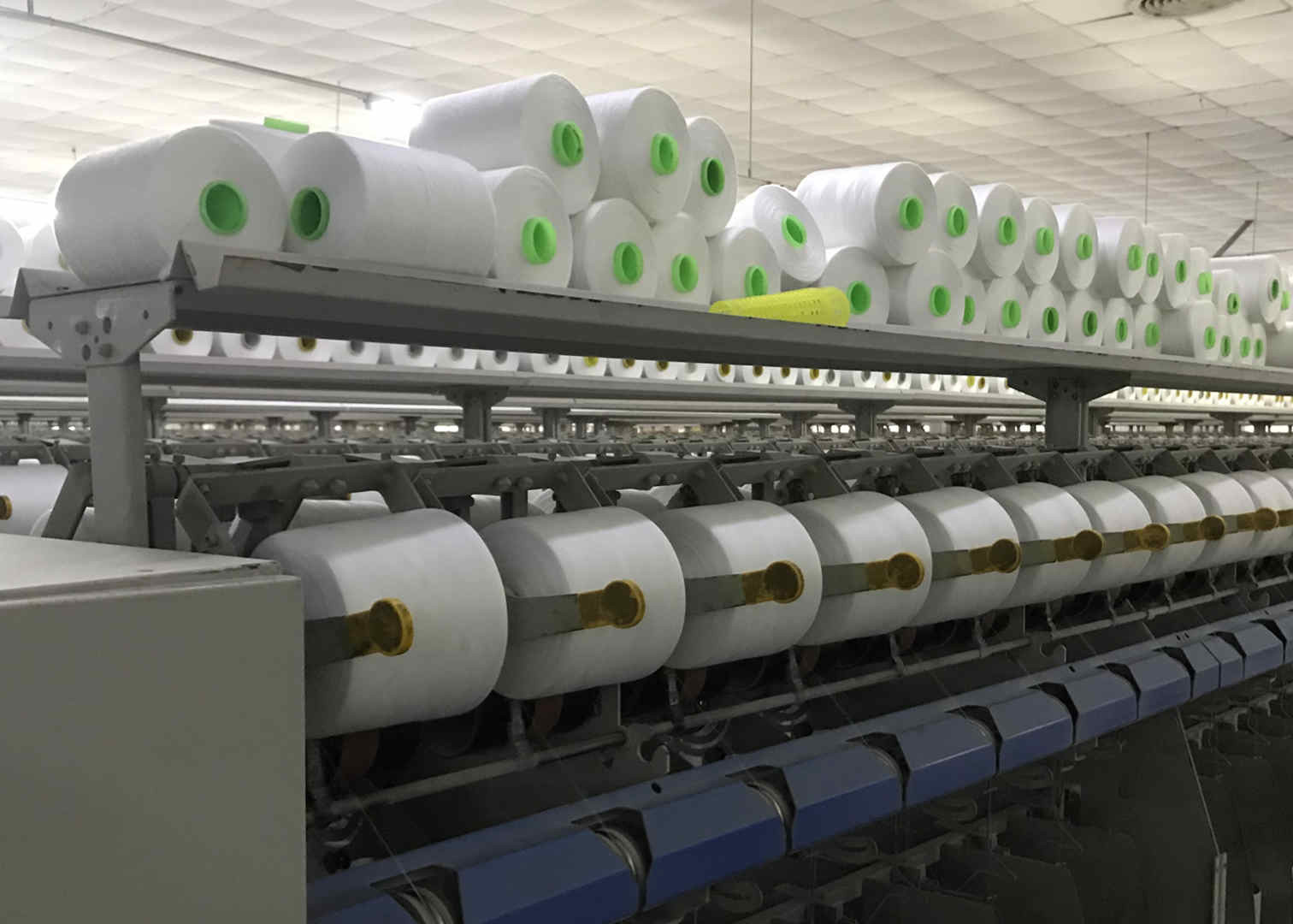 Anti-Pilling 40S/3 Raw white Spun Polyester Yarn For Overlock Sewing