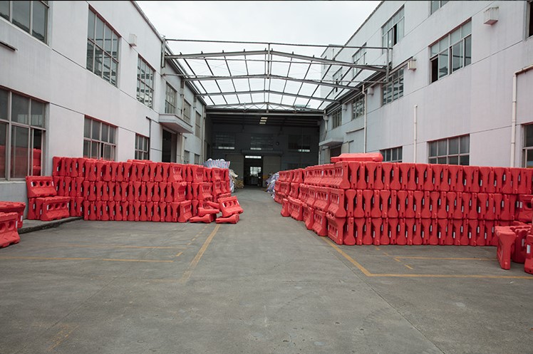 PE Plastic Water Barrier For Roadway Safety And Traffic Management Equipment
