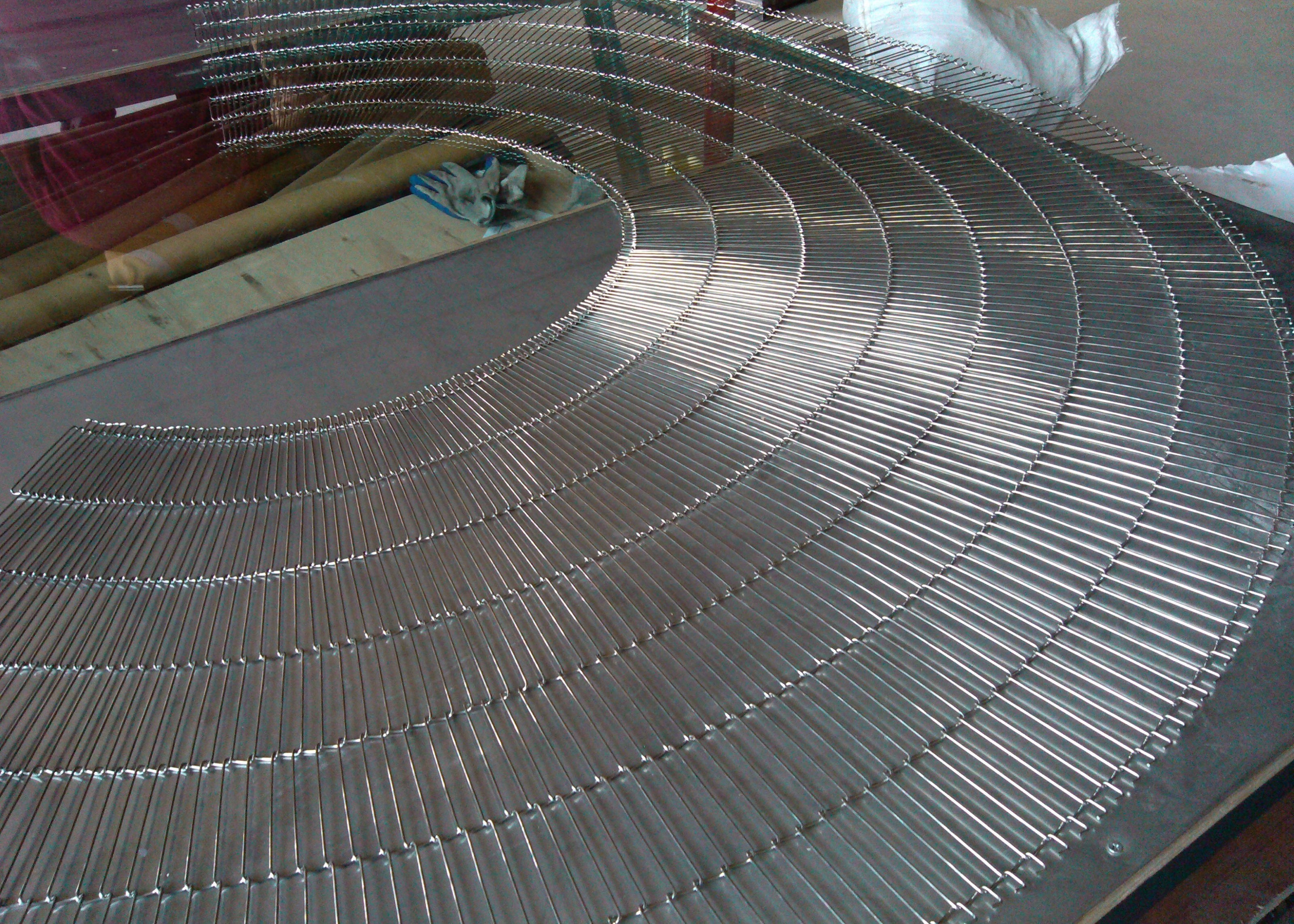 SS304 Flat Flex Conveyor Wire Belt 2.5mm Diameter For Food Delivery