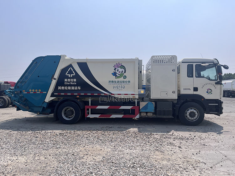 Howo SITRAK 4*2 Rear Loader Compressed Trash Trucks Garbage Truck