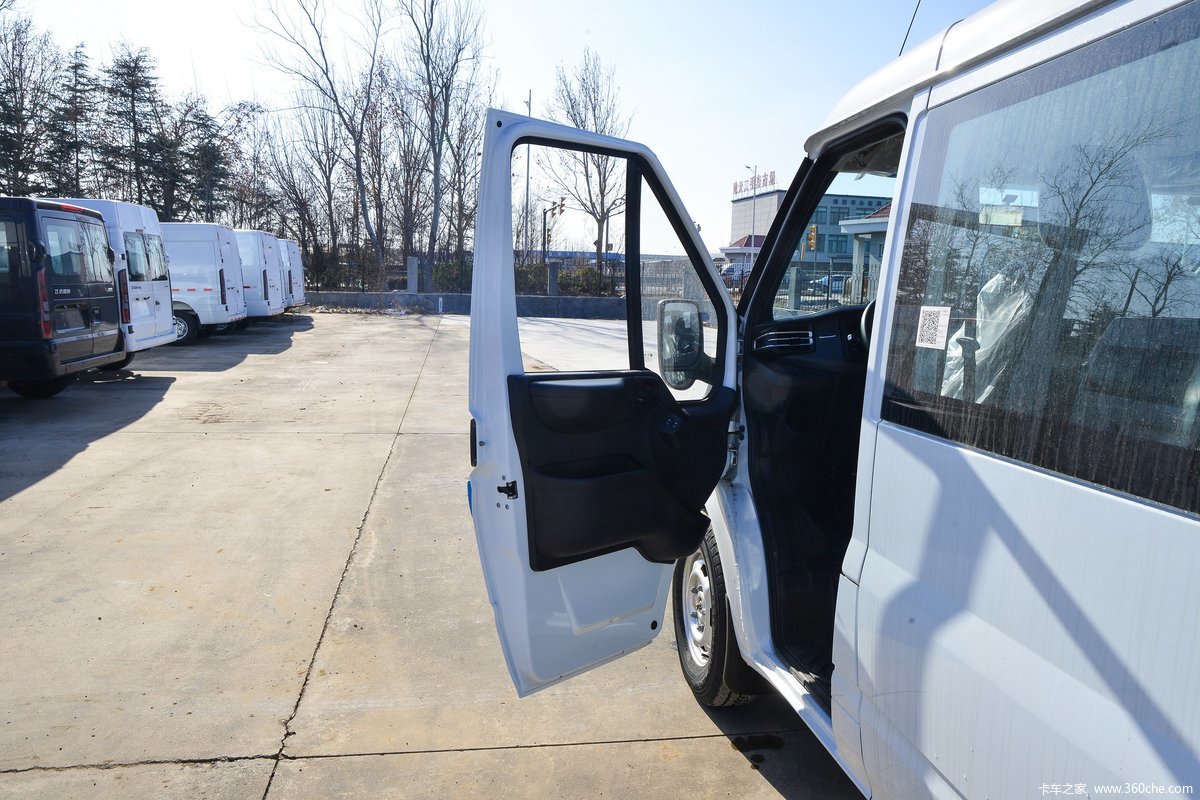 Leather Seats 2023 JMC Fushun Cargo Van 3-17 Seat Passenger Car Diesel 8-speed Automatic 2.0T 146hp No Stability Control