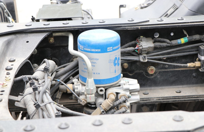 Tractor Truck Price Trade ZF Gearbox Automatic 6×4 ISUZU Trailer Head 520hp High Roof Cab