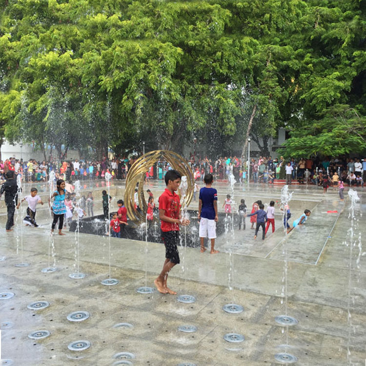 Outdoor Children Playing Interactive Floor Standing Fountains