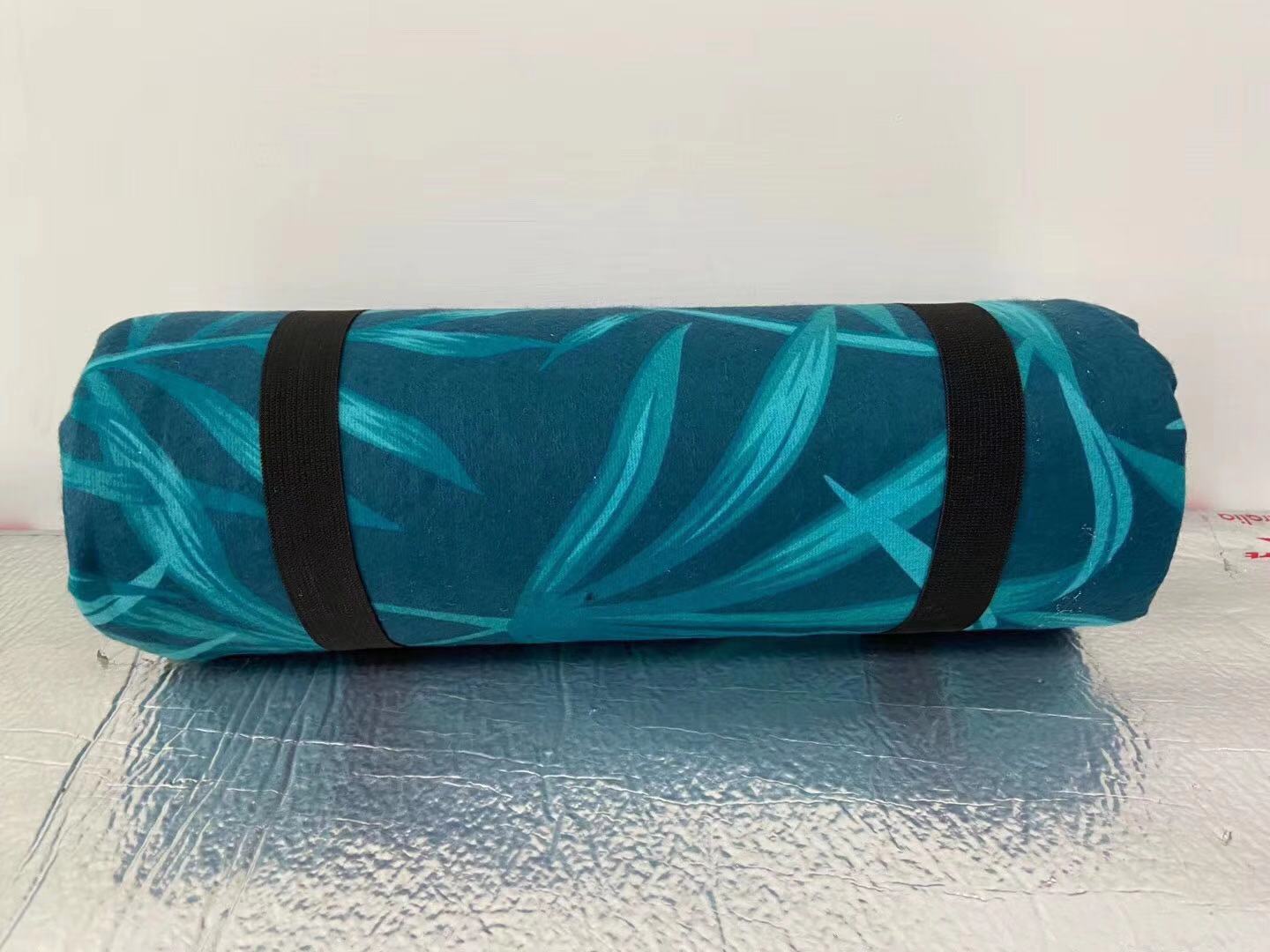Customize Polyester Folding Picnic Mat Soft Beach Blanket Moisture Proof