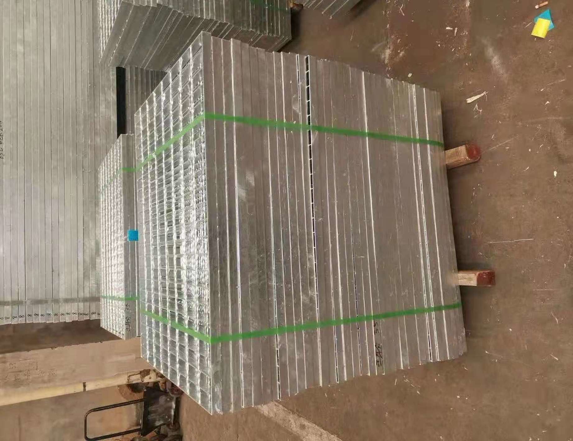25mm Metal Mesh Grating Plastic Dipping Metal Bar Grating Spray Color Vertical