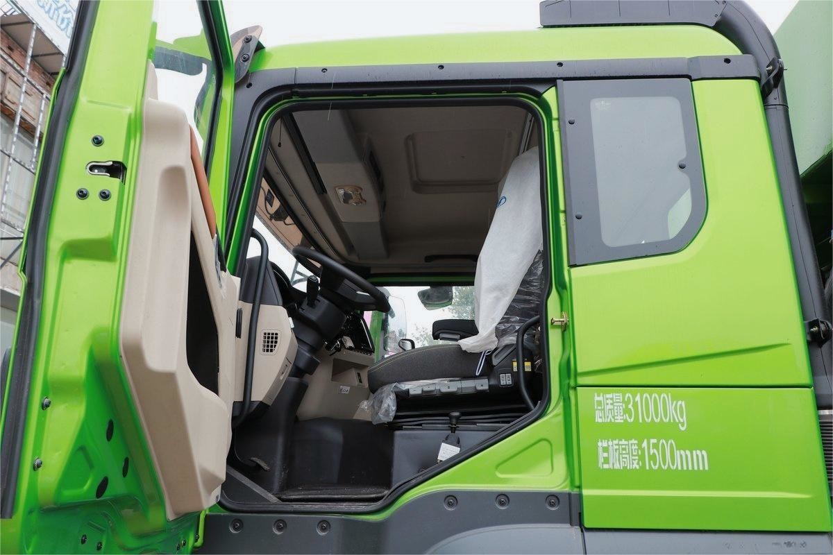 EURO 6 Emissions 430 Horsepower 8x4 5.3 Meters 15.5 Tons Weichai Heavy Dump Truck