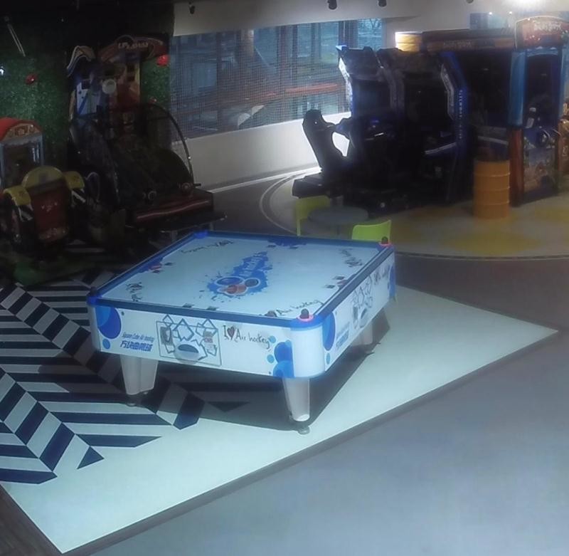 Fiberglass Coin Operated Air Hockey Table plastic Material With Mitsubishi Plate