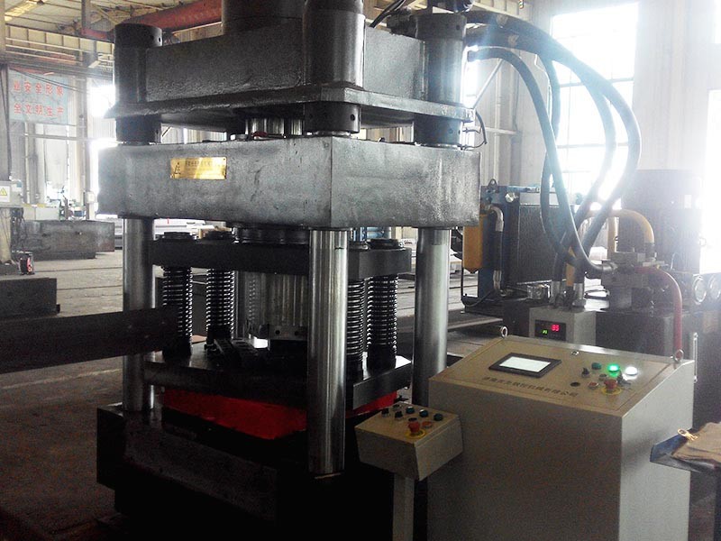 QJ25 CNC Hydraulic Angle Cutting Machine with rotation of the angle cutting mould