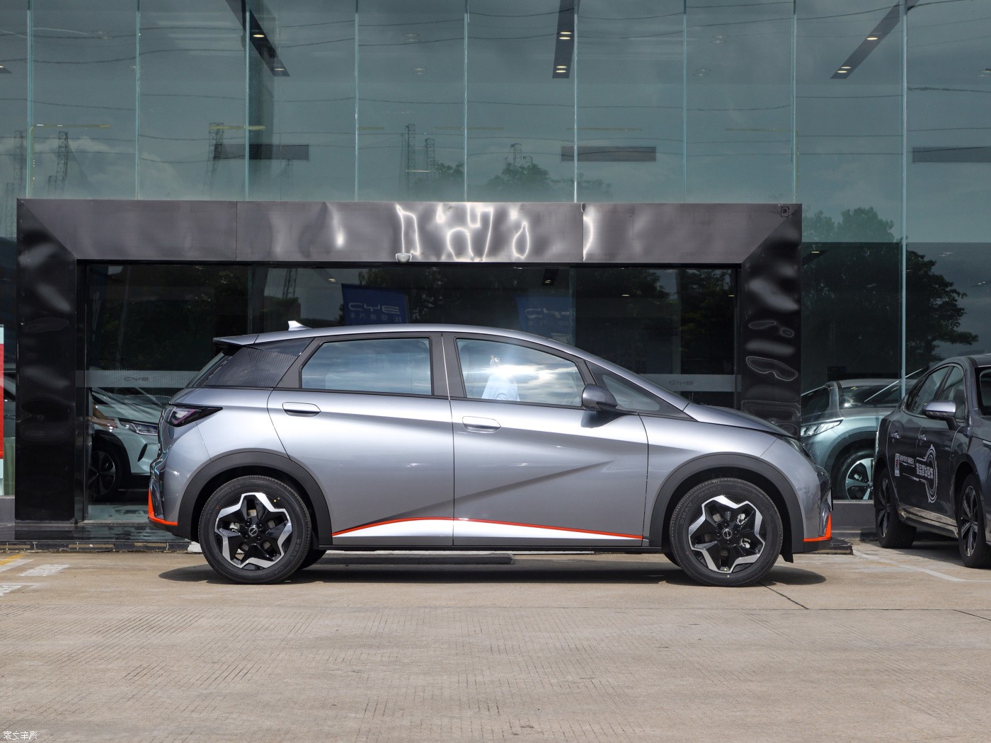 The China-made five-door five-seat new-energy hatchback BYD Dolphin has a range of 405 kilometers used car