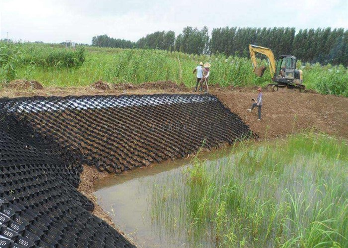 Retaining Wall Geocell Confinement System