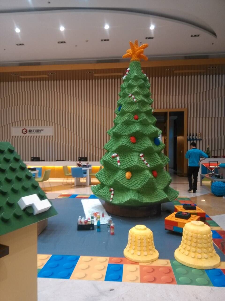 customize size fiberglass green large christmas tree as decoration statue in garden /shop mall/ supermarket