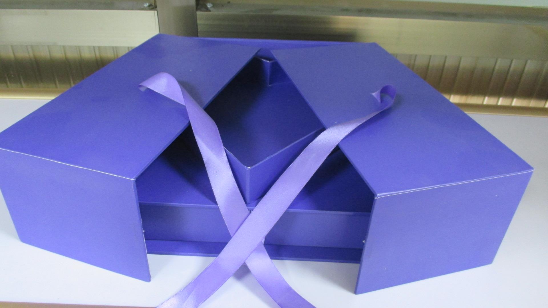 Recyclable Gift Christmas Cardboard Chocolate Box Magnetic Closure Custom
