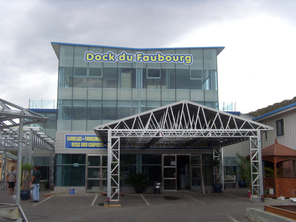 China Advanced Light Steel Frame Structure Metal Car Sheds/ Waterproof Prefabricated Sheds