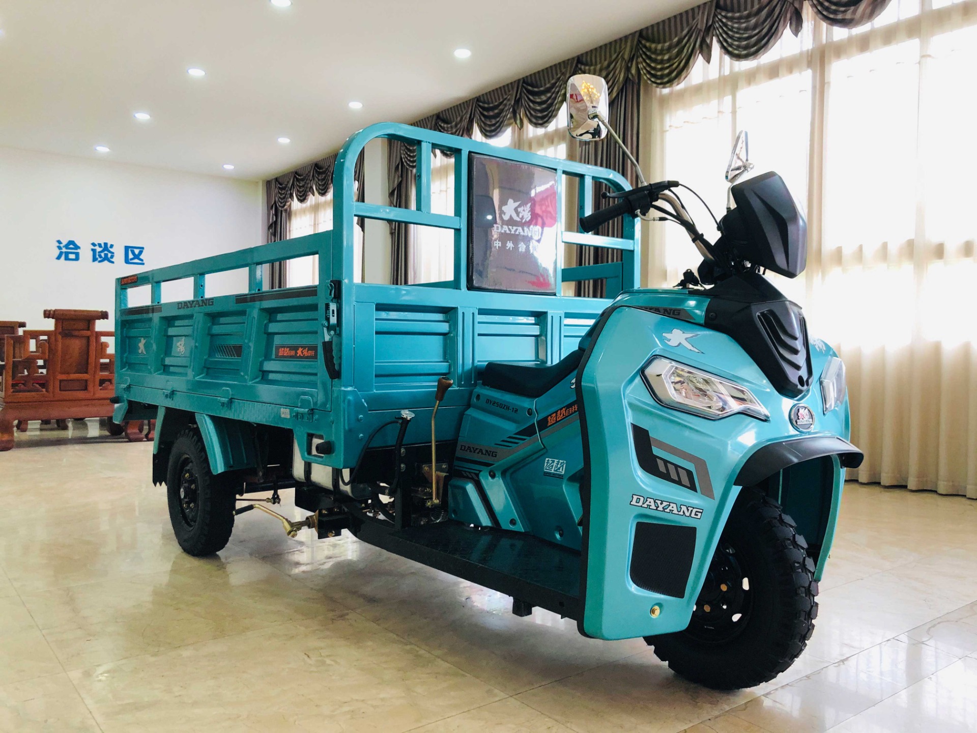 250CC Gasoline Motorized Cargo Tricycle with Big Load Capacity and Stability