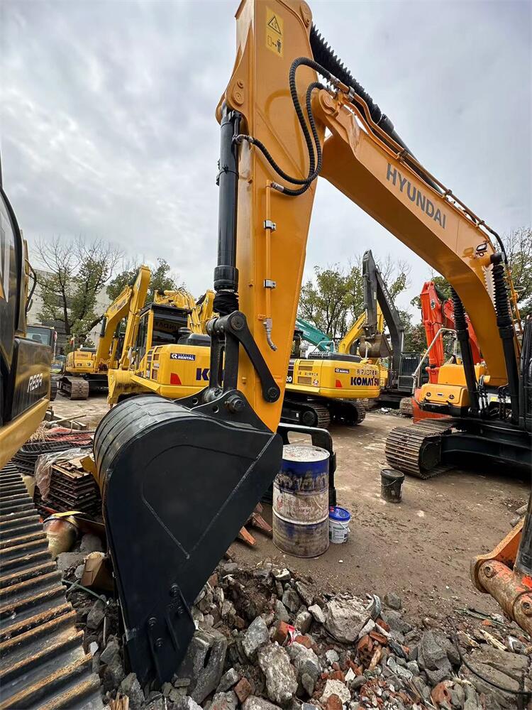 1.05m3 Bucket Capacity Original Korea Hyundai Used Crawler Excavator R220-9S in Shanghai