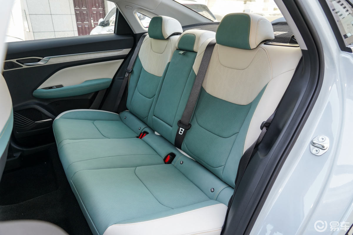 230km/h Geely Super Xun Plug In Hybrid Excellent Electric Car Left Steering