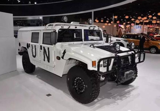 Agile Amphibious Military Armored Vehicle Turning Radius 750mm Obstacle Height 380mm